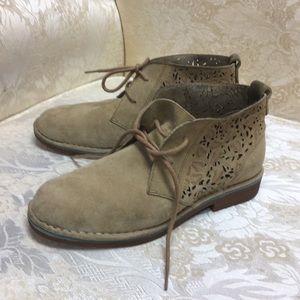 Hush puppies Suede Desert Boots 7 1/2 Beige